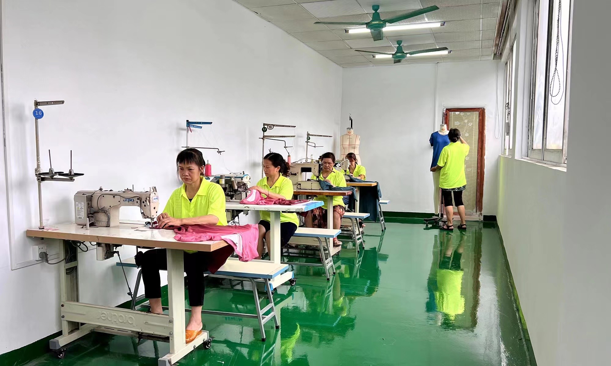 Guangzhou Vinas clothing technology Co., LTD производственная линия завода