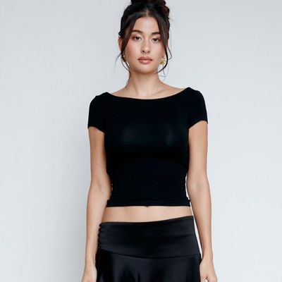 Горячая, стройная, сексуальная, без спины, короткая, уличная, короткорукавная женщина в футболке.