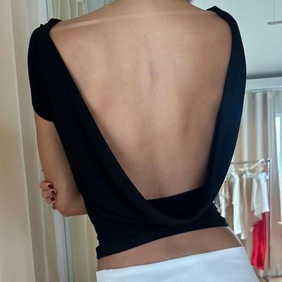 Горячая, стройная, сексуальная, без спины, короткая, уличная, короткорукавная женщина в футболке.